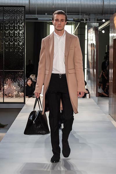 تصاميم راقية بلمسة جريئة ... اليك مجموعة Ricardo Tisci الأولى لدار Burberry